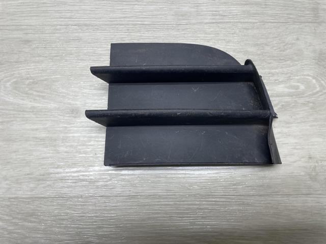 Решітка переднього бампера, права 3T0853666 VAG