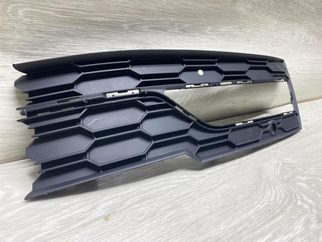 Заглушка ПТФ бампера переднього права 5E3807682 VAG