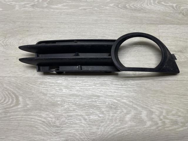 Заглушка, решітка протитуманних фар бампера переднього, права 8P4807682B VAG
