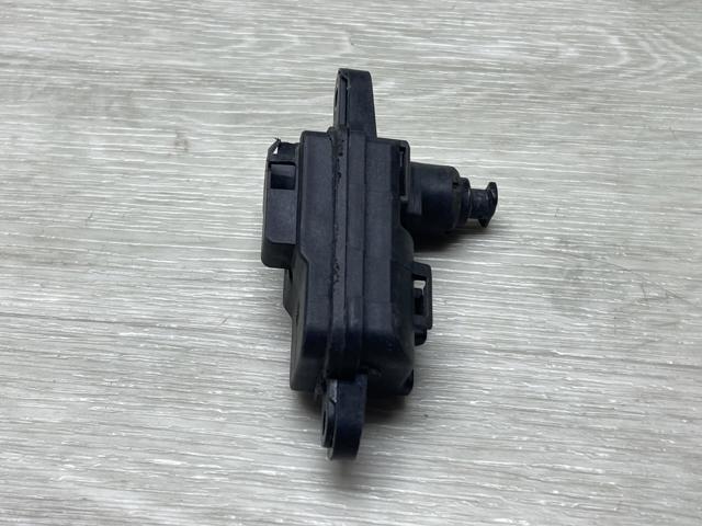 Мотор-привід відкриття лючка бака 8V0862159A VAG