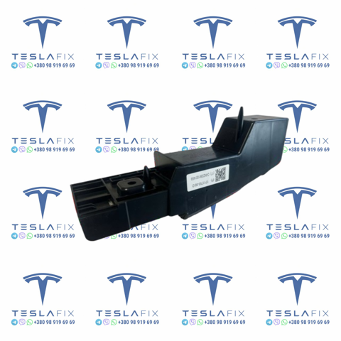 Кронштейн передньої панелі, правий 171175600D Tesla Model