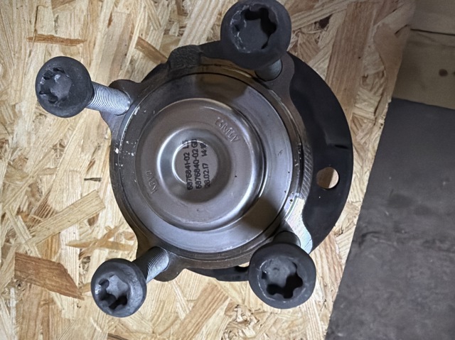 Маточина переднього колеса 31206876840 BMW