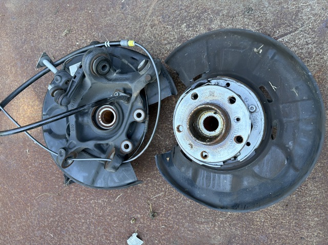Цапфа поворотна права 33326792524 BMW