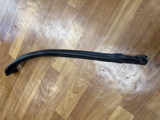 Ущільнювач крила 51487301070 BMW