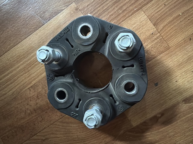 Гумова пружна муфта кардана передня 7522027 BMW