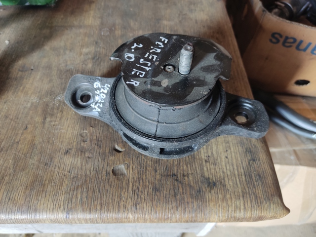 Ліва опора двигуна 41022AG240 SUBARU