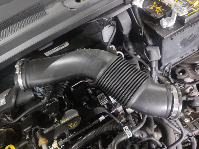 Патрубок повітряний, вихід повітряного фільтра LR024307 LAND ROVER