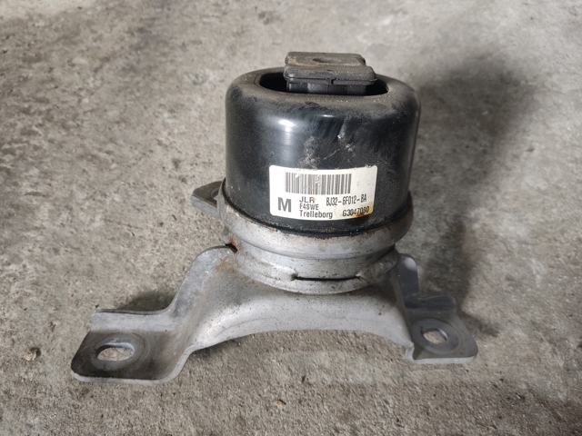 Подушка (опора) двигуна, права нижня LR024730 LAND ROVER