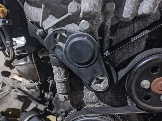 Натягувач приводного ременя LR034128 LAND ROVER