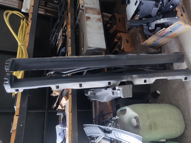 Накладка зовнішня (молдинг) порога, правий LR058523 LAND ROVER