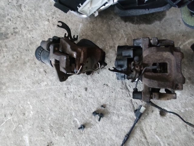 Задній гальмівний супорт лівий LR061381 LAND ROVER