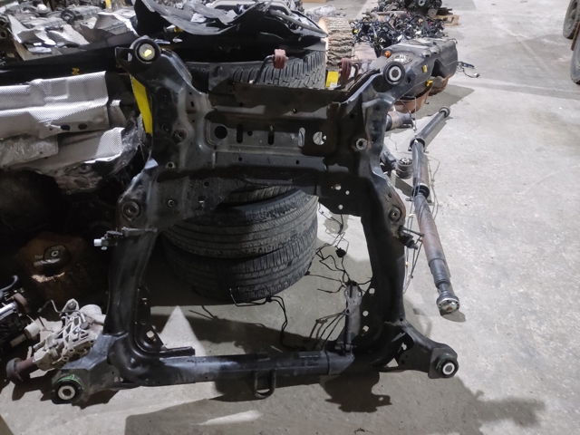 Балка передньої підвіски, підрамник LR072058 LAND ROVER