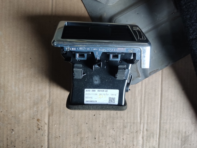Решітка повітроводу права LR072448 LAND ROVER