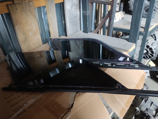 Скло багажного відсіку, праве LR078379 LAND ROVER