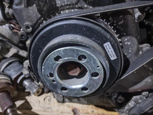 Шків колінвала (демпфер ) LR078547 LAND ROVER