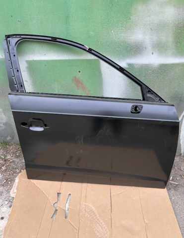 Дверка передня права 8V5831052B VAG