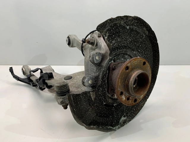 Цапфа поворотна права 6793770 BMW