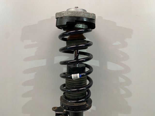 Стійка передня права 6863886 BMW