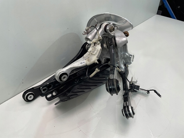 Кулак поворотний лівий 6866337 BMW