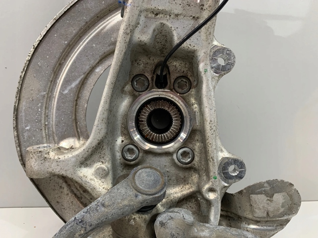 Цапфа поворотна права 6876656 BMW