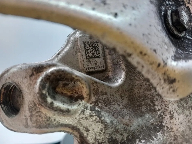 Кулак поворотний лівий 6879523 BMW