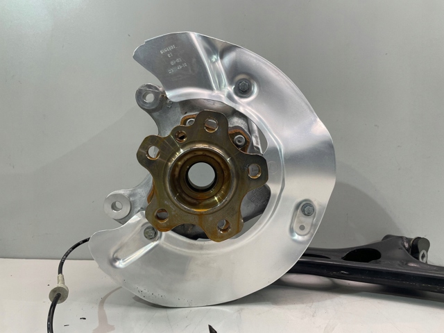Кулак поворотний передній лівий 6890179 BMW