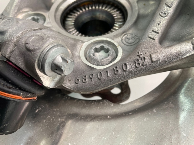 Кулак поворотний передній правий 6890180 BMW