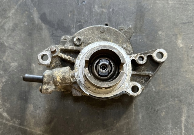 Насос вакуумний 14792AA08A SUBARU