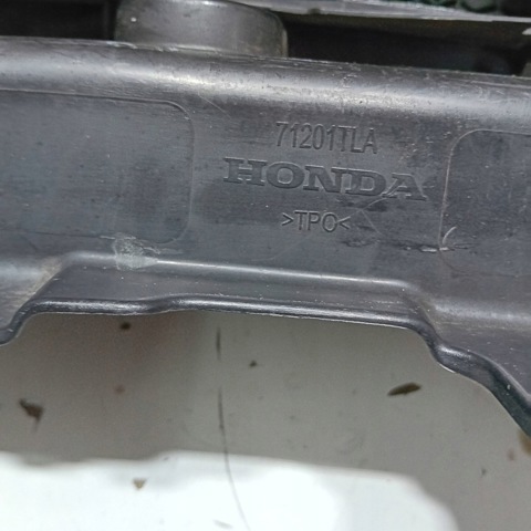 Решітка переднього бампера, центральна 71350TLAA01 HONDA
