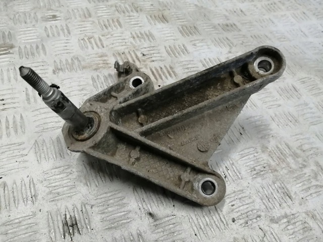 Кріплення подушки коробки передач 8200043084 RENAULT