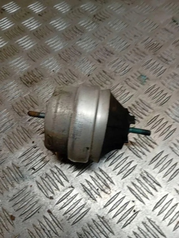 Права подушка двигуна 8D0199382L VAG
