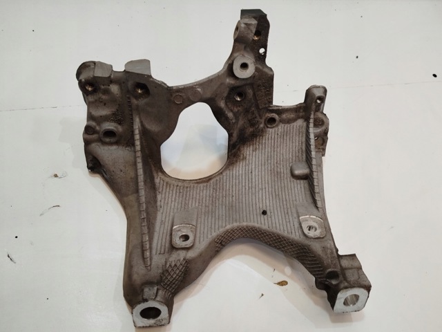 Кронштейн передньої балки 8W0399296E VAG