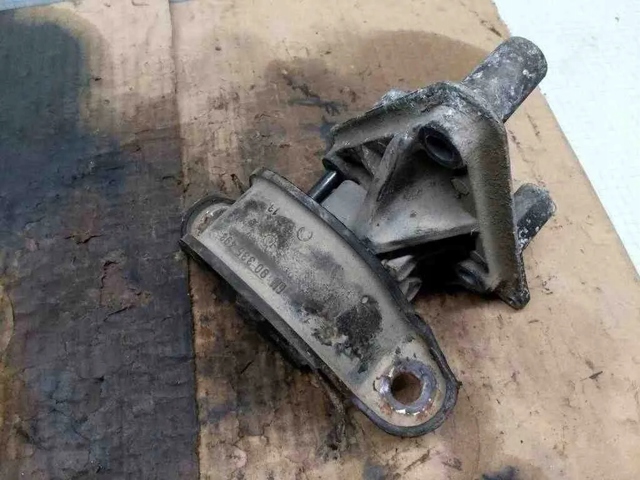 Права опора двигуна 90335498 OPEL