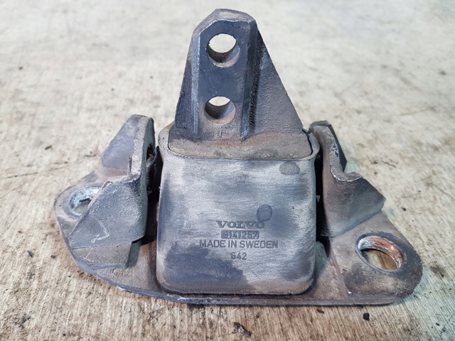 Права подушка мотора 9141257 VOLVO