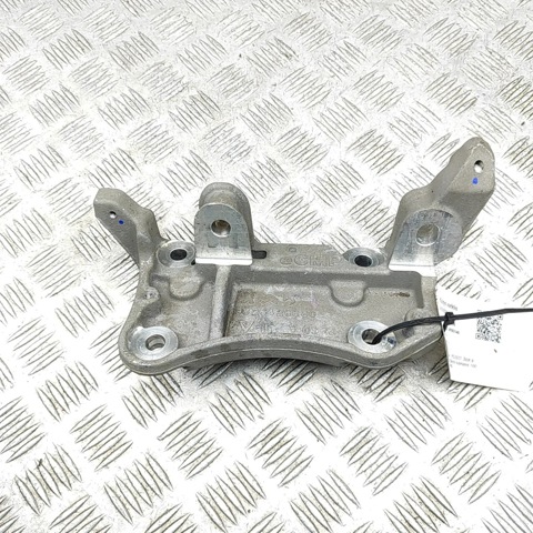 Кронштейн подушки (опори) двигуна, лівої 9826426680 PEUGEOT
