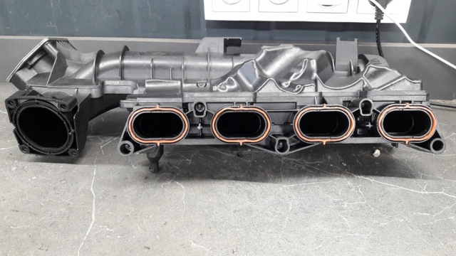 Колектор впускний A2700900737 MERCEDES