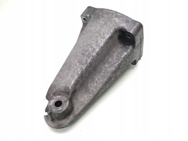 Кронштейн подушки (опори) двигуна, правої A6462230704 MERCEDES