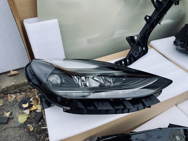Фара правая 151495300C TESLA