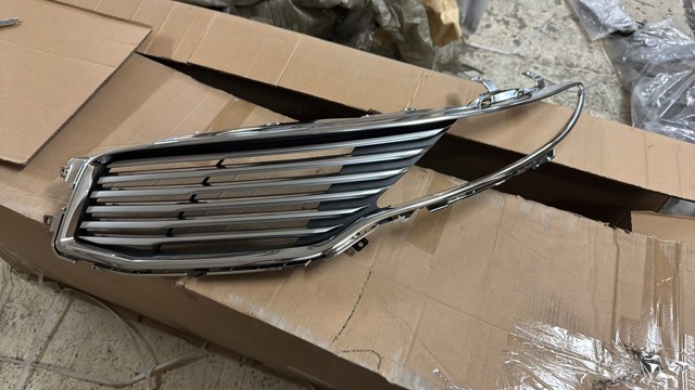 Решітка радіатора ліва DP5Z8201BA FORD