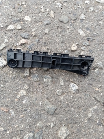 Кронштейн бампера переднього, лівий 5211660180 TOYOTA