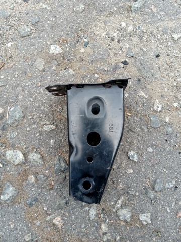 Кронштейн передньої балки KDY03488X MAZDA