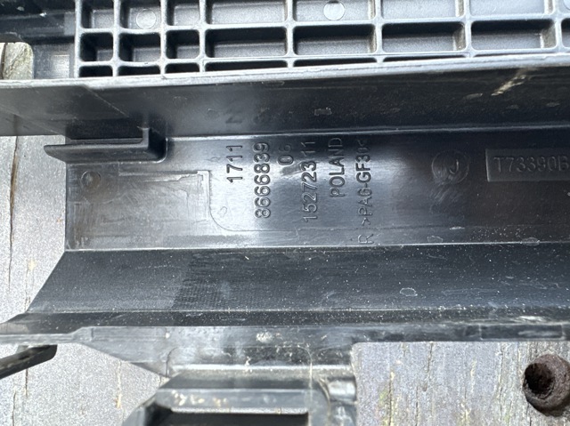 Кронштейн радіатора правий 17118666839 BMW