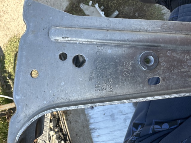 Рамка радіатора права 51648737028 BMW
