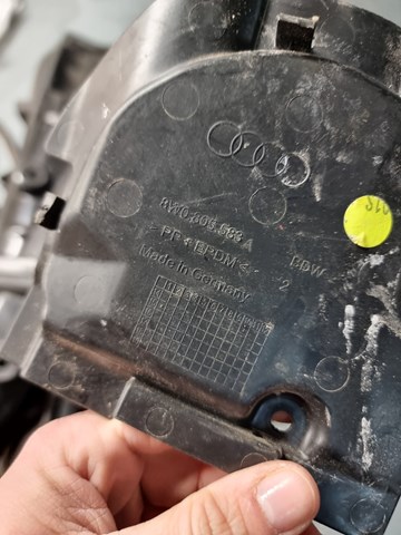 Лючок підкрилка переднього лівого 8W0805583A VAG