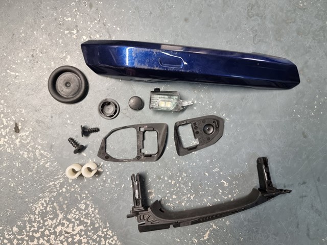 Ручка правих дверей зовнішня 8W0837206A VAG