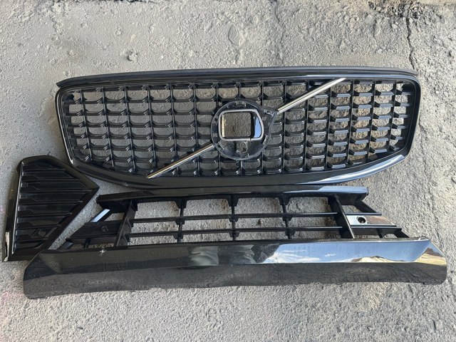 Решітка радіатора 32133812 VOLVO
