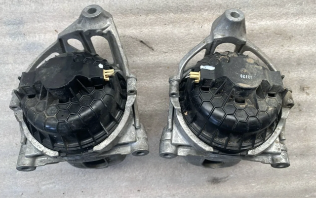 Права подушка мотора 4M0199372FF VAG