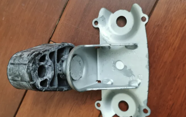 Подушка кріплення глушника 7P0253144 PORSCHE
