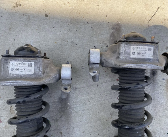 Подушка амортизатора заднього, правого 7P0512302 PORSCHE