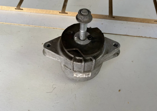 Права подушка двигуна 94637505822 PORSCHE